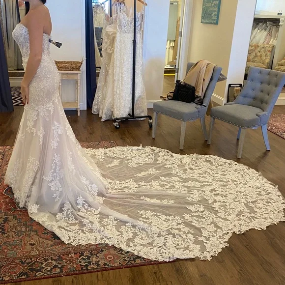 Maggie Sottero Wedding Gown - Picture 2 of 4